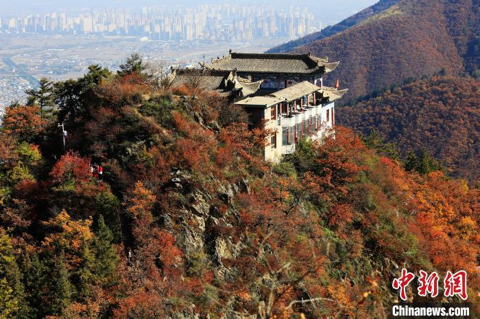 深秋，位于蘭州市榆中縣的興隆山，漫山遍野成五彩顏色。張?zhí)鞂?攝
