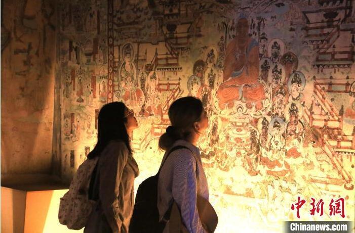 2023年8月27日，游客在甘肅省敦煌市博物館參觀文物展。張曉亮 攝(資料圖)