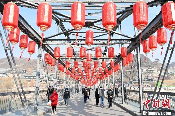 1月30日，裝扮一新的中山橋為即將到來的新春佳節(jié)增添節(jié)日氛圍。九美旦增 攝</p><p>