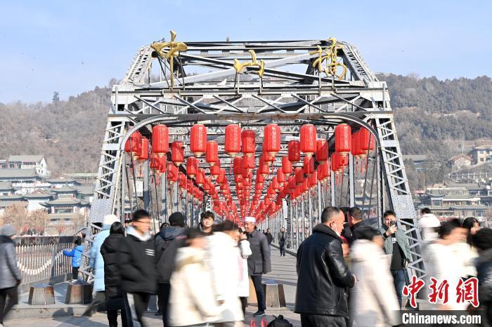 1月30日，裝扮一新的中山橋為即將到來的新春佳節(jié)增添節(jié)日氛圍。九美旦增攝</p><p>