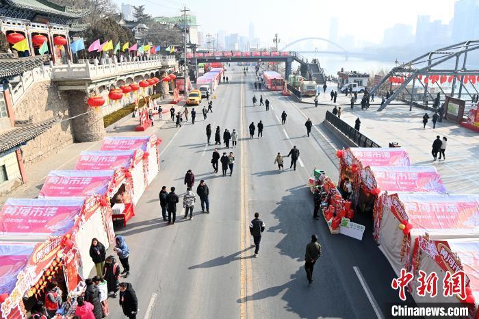 1月30日，蘭州黃河畔的年貨集市吸引顧客選購年貨。九美旦增 攝</p><p>