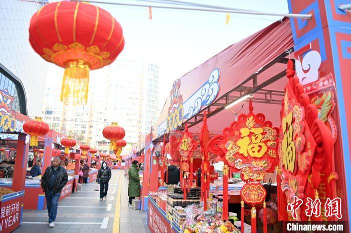 1月30日，蘭州街頭琳瑯滿目的年貨吸引顧客選購。九美旦增 攝</p><p>