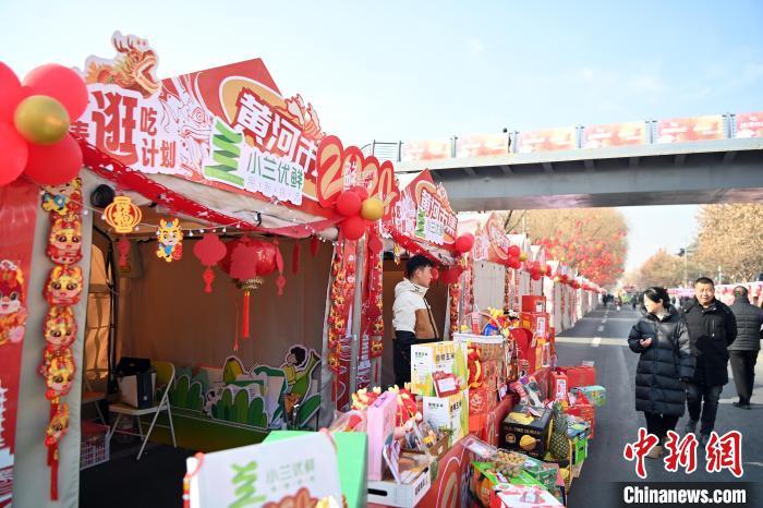 1月30日，蘭州黃河畔的年貨集市吸引顧客選購年貨。九美旦增 攝</p><p>