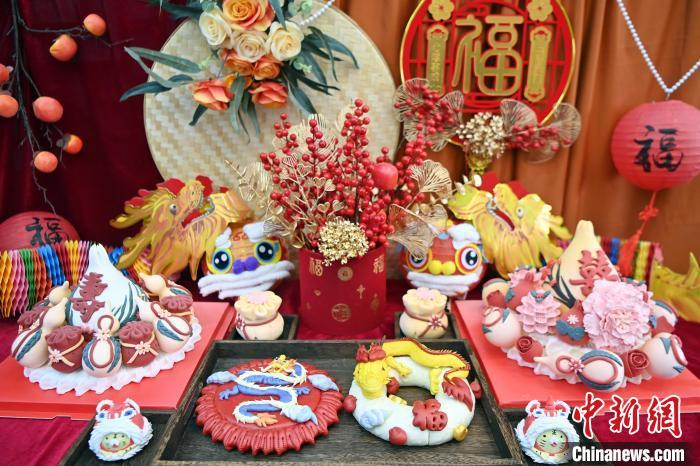 1月25日，春節(jié)臨近，蘭州一花饃店“龍”元素花饃熱銷。圖為展出的“龍”元素花饃。九美旦增 攝