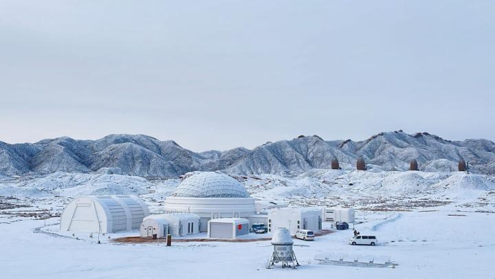 2023年12月14日拍攝的甘肅省金昌市“火星1號(hào)基地”雪后景象。新華社發(fā)(李婷 攝)