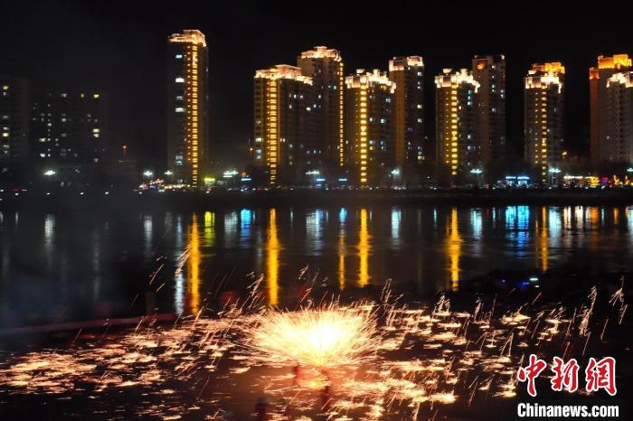 國家級非物質(zhì)文化遺產(chǎn)“打鐵花”在黃河岸畔落地。侯奇志 攝</p>
<p>