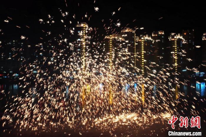 “過年打鐵花”是臨夏州永靖縣的民俗傳統(tǒng)。這項民俗表演，其實有著硬核技術(shù)作支撐，那就是入選國家級非遺的“永靖王氏生鐵冶鑄技藝”。侯奇志 攝</p>
<p>