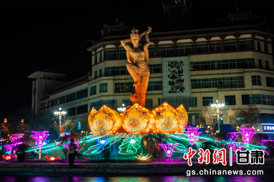 2024年春節(jié)期間，敦煌市中心盤旋路上的反彈琵琶燈組。王斌銀 攝