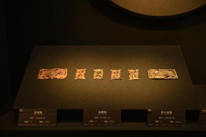 張家川縣馬家塬車輿博物館展陳的馬家塬遺址出土的金項(xiàng)飾、金腰飾、金人畫飾等。李亞龍 攝　　