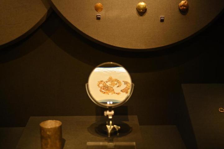 張家川縣馬家塬車輿博物館展陳的馬家塬遺址出土的金飾。李亞龍 攝　