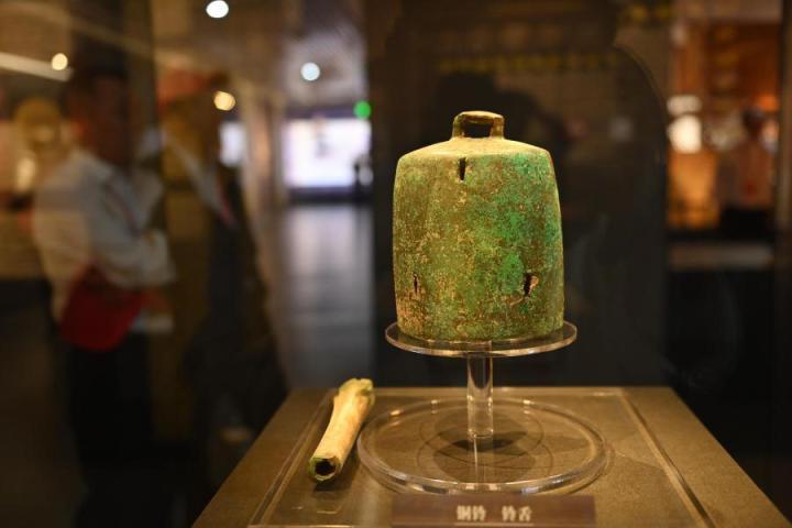 張家川縣馬家塬車輿博物館展陳的馬家塬遺址出土的銅鈴。李亞龍 攝