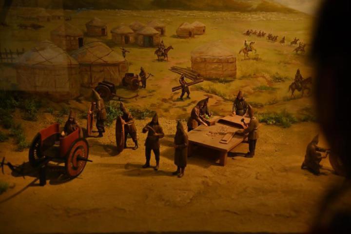 在張家川縣馬家塬車輿博物館展陳的關(guān)于戰(zhàn)國(guó)西戎車輿制作過(guò)程的模型。李亞龍 攝