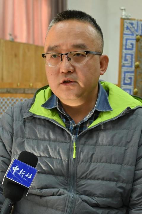 謝焱，甘肅省文物考古研究所副研究館員、考古研究二部主任、田野考古項(xiàng)目負(fù)責(zé)人。主持參與了張家川馬家塬戰(zhàn)國(guó)西戎墓地、臨潭磨溝齊家文化墓地等20多項(xiàng)考古調(diào)查、發(fā)掘工作，曾獲得中國(guó)國(guó)家文物局田野考古二、三等獎(jiǎng)，“十二五”文物保護(hù)科學(xué)和技術(shù)創(chuàng)新二等獎(jiǎng)等榮譽(yù)。