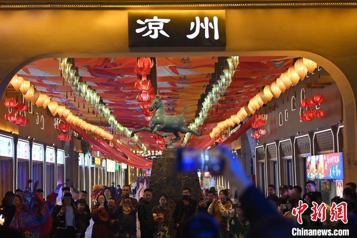 圖為游人拍攝煥然一新亮相的街區(qū)。李亞龍 攝</p>
<p>