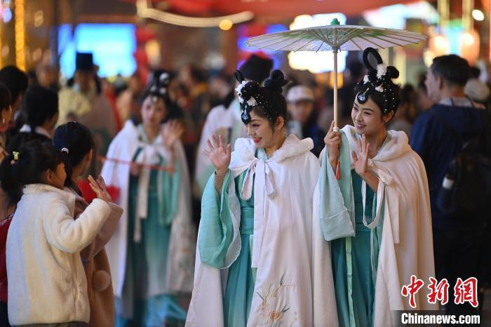 圖為街區(qū)人員著傳統(tǒng)服飾與游人互動。李亞龍 攝</p>
<p>