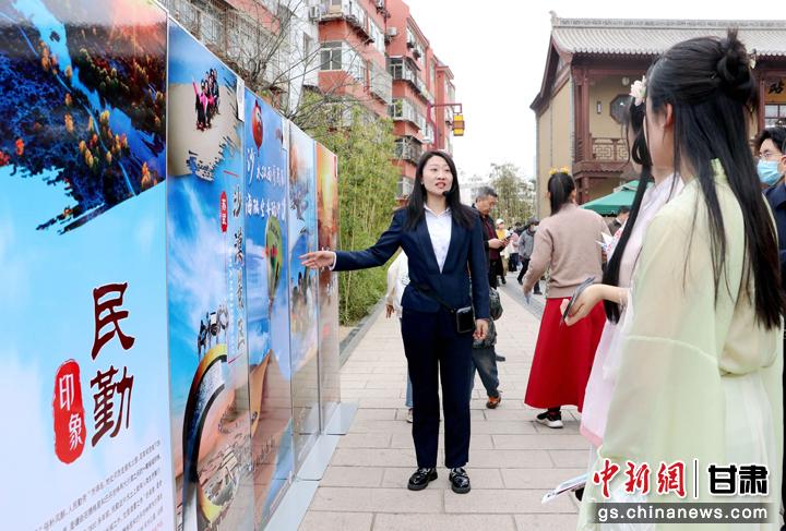 3月下旬，民勤縣在天水啟漢樓廣場舉行推介會，宣傳本地旅游資源和農(nóng)特優(yōu)產(chǎn)品。圖為工作人員向游客介紹民勤自然風(fēng)光、歷史文化。馬愛彬 攝