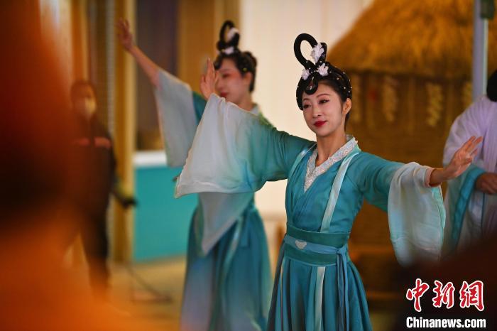 圖為工作人員進(jìn)行舞蹈表演。李亞龍 攝</p><p>
