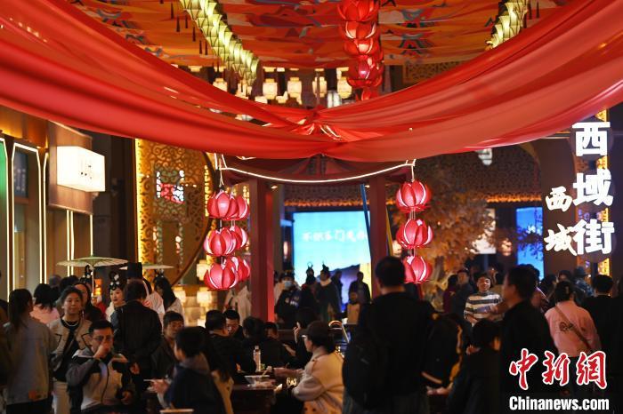 圖為街區(qū)現(xiàn)場(chǎng)游客絡(luò)繹不絕。李亞龍 攝</p><p>