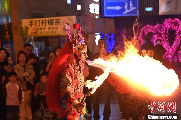 圖為工作人員進(jìn)行雜耍表演。李亞龍 攝</p><p>