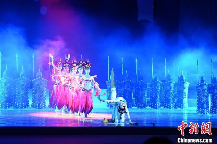 2023年2月18日，蘭州歌舞劇院創(chuàng)排的大型舞劇《大夢(mèng)敦煌》?！　【琶赖┰?攝