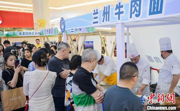 5月11日，“醉美玉如意·感恩幫扶情”甘肅(天津)文創(chuàng)非遺市集和特色美食展示活動在天津舉行。(天津市文旅局供圖)
