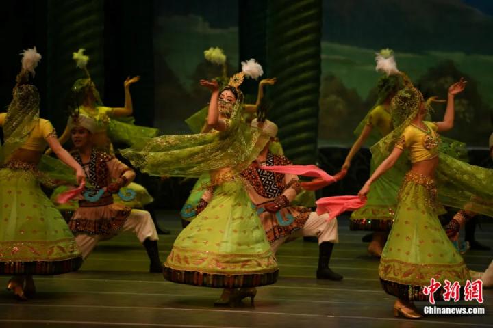 2024年2月23日晚，中國(guó)經(jīng)典舞劇《絲路花雨》在甘肅蘭州演出恭賀新春。李亞龍 攝