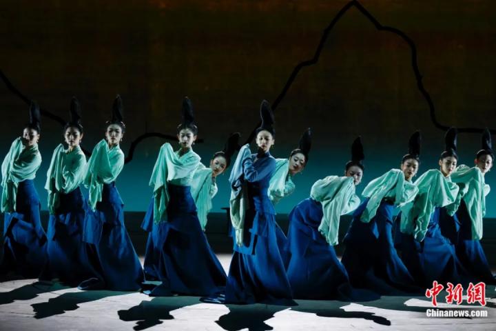 2024年2月29日晚，舞蹈詩(shī)劇《只此青綠》在北京上演，多國(guó)駐華使節(jié)和國(guó)際組織代表前來(lái)觀賞。韓海丹 攝
