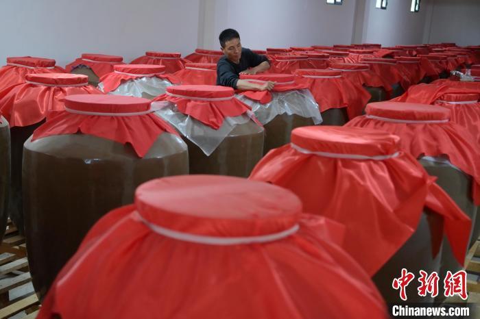 圖為5月10日，工作人員在儲(chǔ)酒庫(kù)檢查酒缸密封性。九美旦增　攝