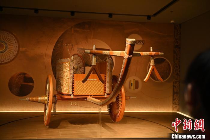 甘肅張家川縣馬家塬車輿博物館內(nèi)展陳的等比例復(fù)原戰(zhàn)國(guó)西戎車輿　中新社記者　李亞龍　攝