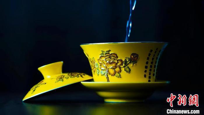 2023年5月，拍攝的臨夏特色茶飲——蓋碗茶。(資料圖)臨夏市融媒體中心供圖