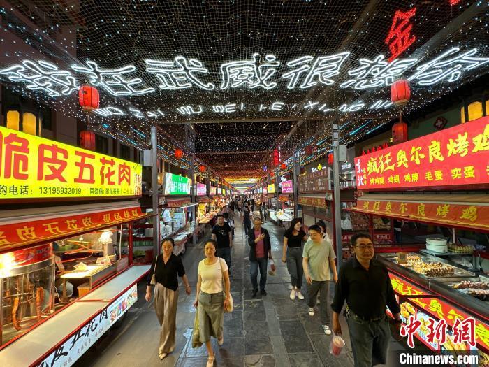 圖為明清街夜市燈光點(diǎn)亮“我在武威很想你”?！〈魑牟?攝</p><p>