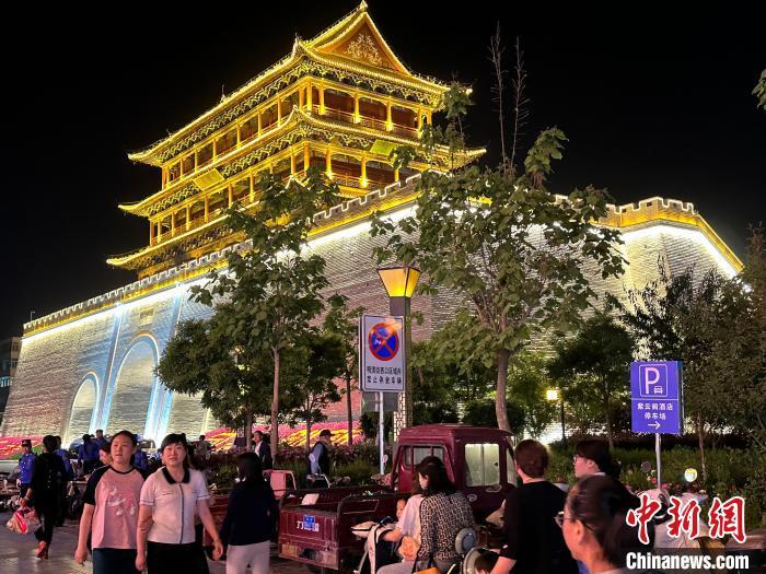 圖為夜幕降臨，涼州古城門燈光亮起?！〈魑牟?攝