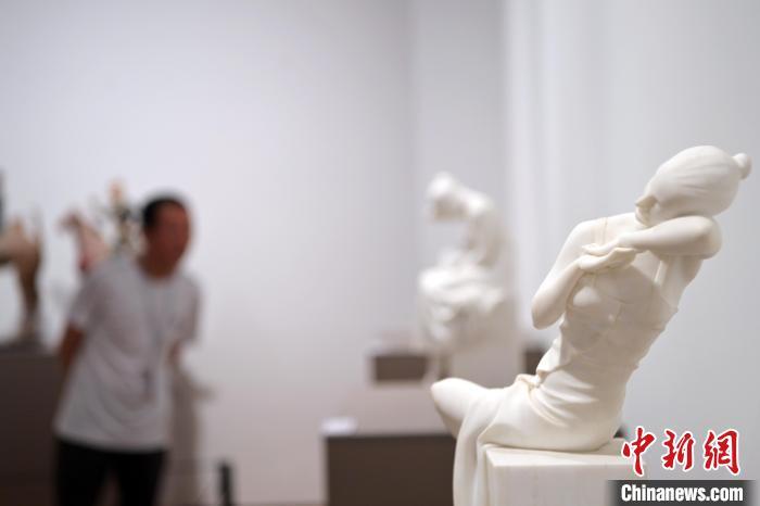 5月21日，在“絲路印跡”雕塑藝術(shù)作品展展出的作品《綺羅香·香》。九美旦增 攝</p>
<p>