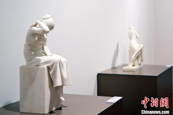 5月21日，在“絲路印跡”雕塑藝術(shù)作品展展出的雕塑作品《聲聲慢·艾艾》。九美旦增 攝</p>
<p>