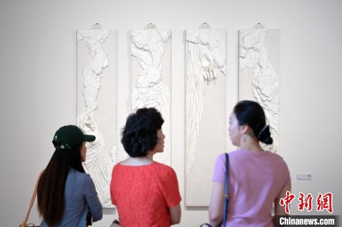 5月21日，觀眾參觀在“絲路印跡”雕塑藝術(shù)作品展展出的作品《無相》。九美旦增 攝</p>
<p>