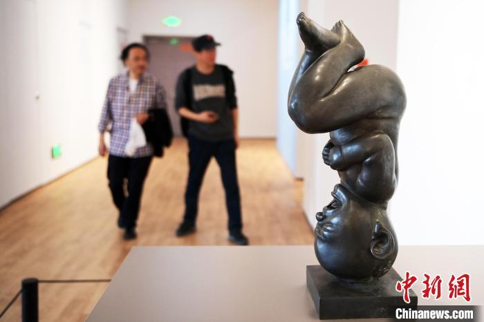 5月21日，觀眾參觀“絲路印跡”雕塑藝術(shù)作品展展出的雕塑作品。九美旦增 攝</p>
<p>