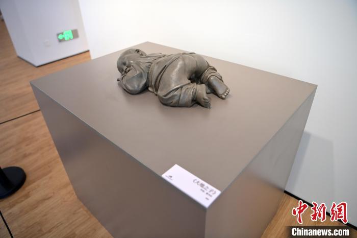 5月21日，在“絲路印跡”雕塑藝術(shù)作品展展出的作品《大地之子》。九美旦增 攝</p>
<p>