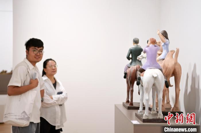 5月21日，觀眾參觀在“絲路印跡”雕塑藝術(shù)作品展展出的雕塑作品《絲路話語》。九美旦增 攝</p>
<p>
