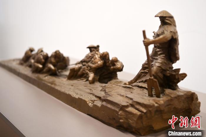 5月21日，在“絲路印跡”雕塑藝術(shù)作品展展出的作品《治水為民·禹德九州》。九美旦增 攝</p>
<p>