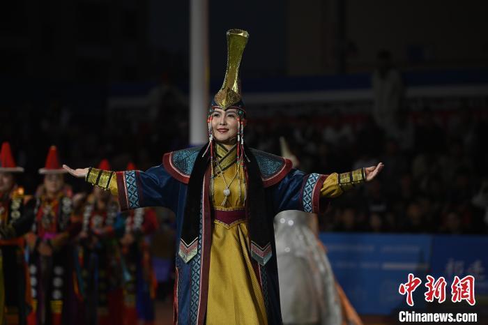 圖為開幕式現(xiàn)場蒙古族服飾秀。李亞龍 攝