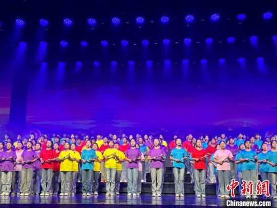 5月28日晚，“詩(shī)意甘肅·絲路長(zhǎng)風(fēng)三千里”——月出涼州·武威詩(shī)會(huì)在甘肅省武威市漢唐天馬城舉行。楊娜 攝