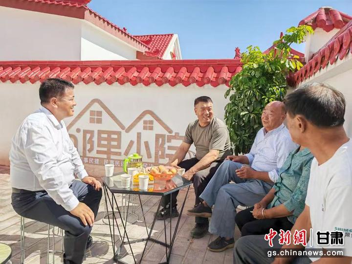 圖為依托“鄰里小院”議事模式開展議事活動，解決村民身邊的熱點(diǎn)難點(diǎn)問題。臨澤縣委宣傳部供圖