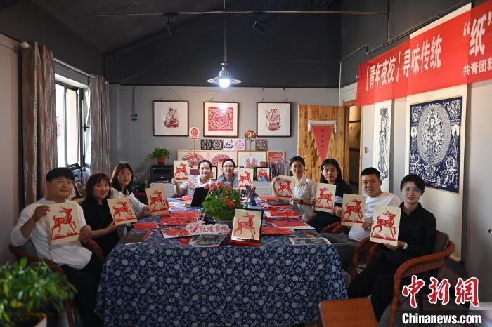 6月6日，在甘肅敦煌青年夜校課程中，青年學(xué)員展示學(xué)習(xí)敦煌非遺剪紙的成果。