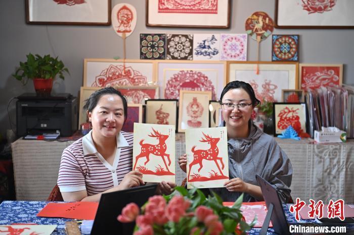 6月6日，在甘肅敦煌青年夜校課程中，青年學(xué)員展示學(xué)習(xí)敦煌非遺剪紙的成果。李亞龍 攝　　