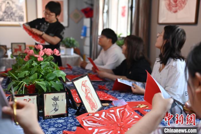 6月6日，在甘肅敦煌青年夜校課程中，青年學(xué)員學(xué)習(xí)敦煌非遺剪紙課程。李亞龍 攝　　
