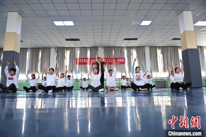 6月6日，在甘肅敦煌青年夜校課程中，青年學(xué)員學(xué)習(xí)敦煌舞課程。李亞龍 攝　　