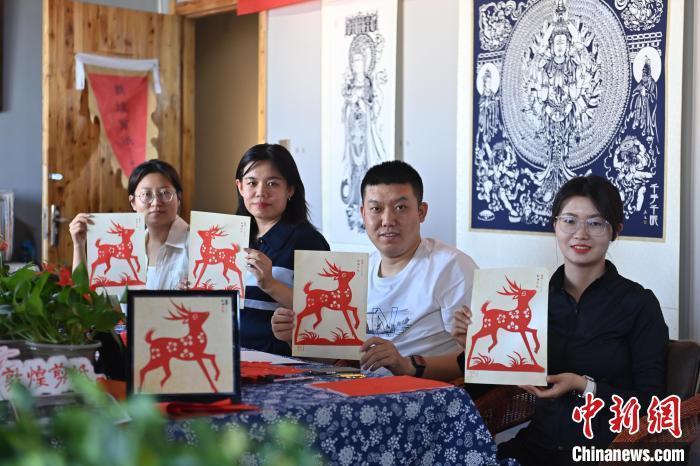 6月6日，在甘肅敦煌青年夜校課程中，青年學(xué)員展示學(xué)習(xí)敦煌非遺剪紙的成果。李亞龍 攝　　