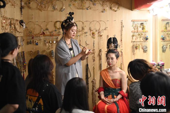 6月6日，在甘肅敦煌青年夜校課程中，青年學(xué)員學(xué)習(xí)敦煌美妝課程。李亞龍 攝
