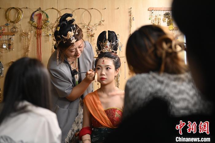 6月6日，在甘肅敦煌青年夜校課程中，青年學(xué)員學(xué)習(xí)敦煌美妝課程。李亞龍 攝　　