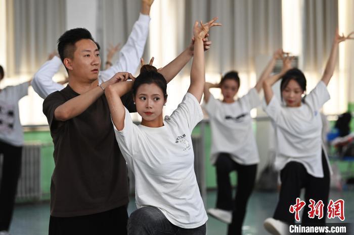 6月6日，在甘肅敦煌青年夜校課程中，青年學(xué)員學(xué)習(xí)敦煌舞課程。李亞龍 攝　　